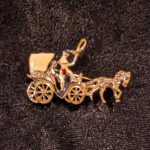 Gold tone Christmas carriage with red jewel rose CT - Picture 1 of 4